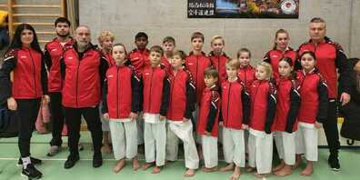 Sensei Hakan Gülbüz (ganz rechts hinten) mit seinen Schülerinnen und Schülern an den Shotokan Karate Do Meisterschaften in Laufenburg
