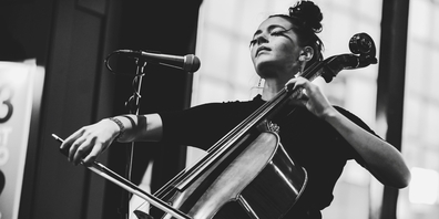 Das Soloprojekt der klassisch ausgebildeten Cellistin Lana Kostic vereint orientalische Einflüsse ihrer Heimat Bosnien mit den strengen Metren der Moderne.