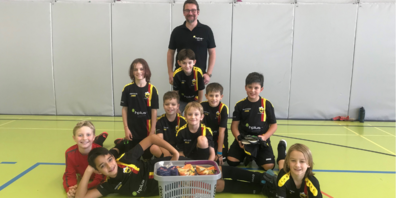 Die Altstätter E-Junioren mit dem Sponsorenvertreter Peter Hardegger.