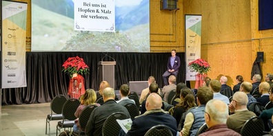 Aurèle Meyer, Geschäftsleiter der Brauerei Locher AG aus Appenzell, erläutert, wie sein Unternehmen mit der Linie «brewbee» Nachhaltigkeit und Genuss gleichzeitig fördert.