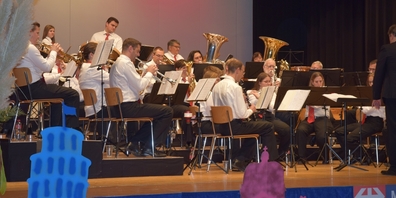 Die Musikgesellschaft Schänis nahm das Publikum am Jahreskonzert mit auf Europa-Reise.