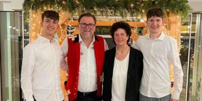 Janic Bösch, Stefan Roos, Priska Seitz und Pascal Bösch (von links) laden am Samstag, 16. Dezember, zum Benefizkonzert «Weihnachtszauber» nach Rüthi.