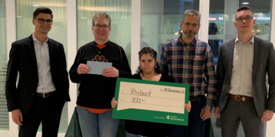 Maurice Meier, Leiter Privatkunden SGKB; Sibylle Kressig, Mitarbeiterin Rhyboot; Timea Goralova, Mitarbei-terin und Bewohnerin Rhyboot; Max Lüchinger, Leitung Arbeit Rhyboot; Dominic Zigerlig, Kundenberater SGKB