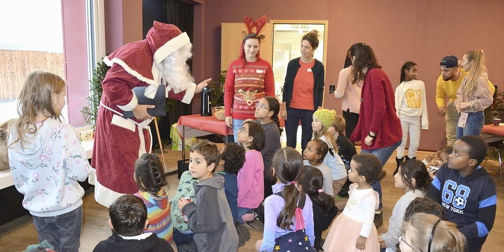 Der Samichlaus kam durch die verschneite Landschaft. Freudig nahmen die Kinder die Säcke mit Leckerbissen von ihm entgegen.