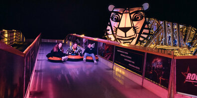 Action und Fun auf der grossen Eis-Rutschbahn.