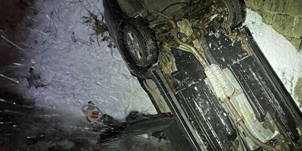 Das Auto kam in einem Bachbeet liegend zum Stillstand.