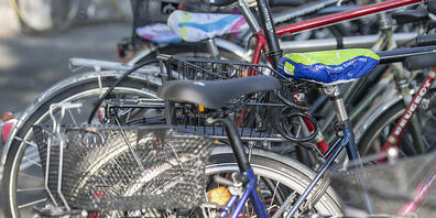 Mit dem Velo an den Bahnhof: Der Kanton Zürich lanciert ein Förderprogramm "Bike &amp; Ride"-Anlagen. (Symbolbild)
