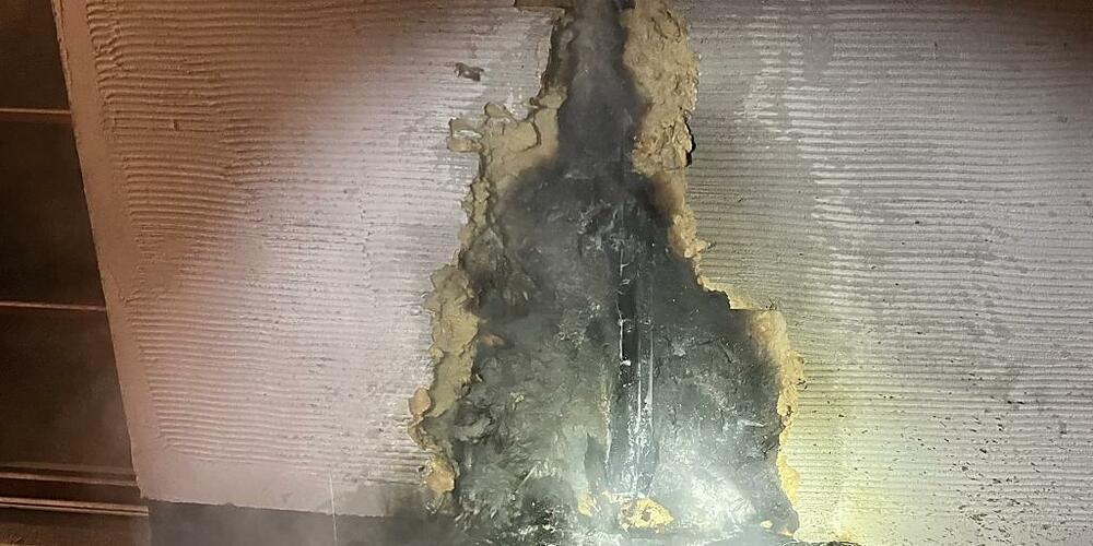Der Brand wurde von einer Anwohnerin bemerkt, welche den Liegenschaftsbesitzer und die Feuerwehr alarmierte.