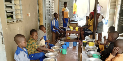 Mittagstisch bei 40 Waisenkindern an der Schule Wassongdo: Es gibt täglich Reis.