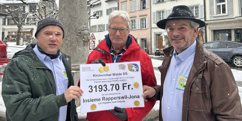Check-Übergabe (v.l.n.r.): Roger Giger (Chorleiter), Josef Zwyssig (Präsident insieme) und Alois Gisler (Präsident Kirchenchor).