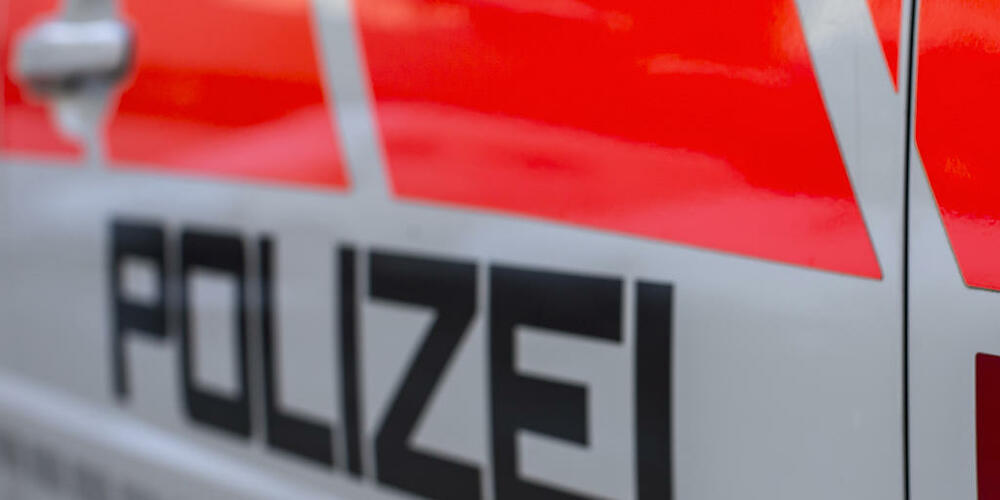 Zwei Polizisten der Kantonspolizei Schwyz wurden am frühen Mittwochmorgen von einem Mann attackiert. (Symbolbild)