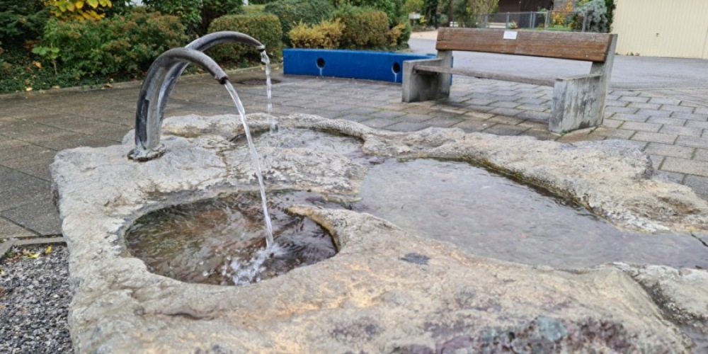 Am besten direkt vom Brunnen trinken, da ist das Wasser noch kostenlos