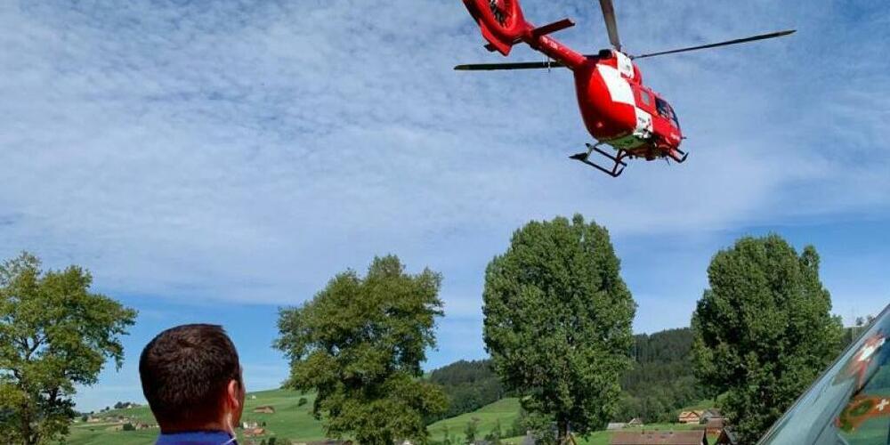 Der 69-Jährige wurde mit einem Helikopter ins Spital geflogen. (Symbolbild)