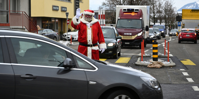 Der Samichlaus regelte gestern in Altendorf den Verkehr.