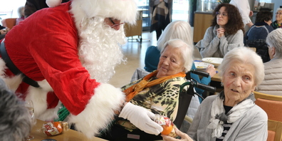 Die Gäste hatten eine grosse Freude daran, dass sie nicht nur vom Samichlaus und Schmutzli, sondern auch von der Eselin «Aischa» besucht wurden.