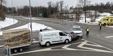 Beim Abbiegen kollidierte eine Lenkerin aus unbekannten Gründen mit einem entgegenkommenden Fahrzeug. Ihr Auto schob sich in einen wartenden Lieferwagen.