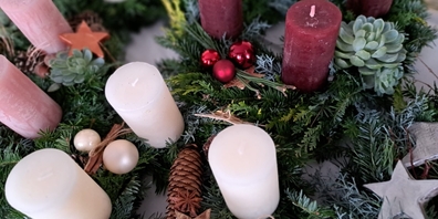 Bereits am Vortag des Adventskaffees verkaufte die Frauengemeinschaft Gommiswald selbst hergestellte Adventskränze.