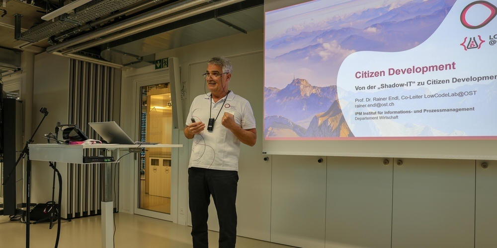 Rainer Endl, Co-Leiter LowCodeLab@OST, erläuterte am LowCodeDay 2023, wie Citizen Development in Firmen erfolgreich eingeführt und «gemanagt» werden könnte.