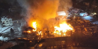 Sägerei und Wohnhaus in Vollbrand