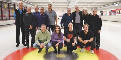 Die strahlenden Gewinner auf den Podestplätzen. Vordere Reihe: Siegerteam Hawaianos, hintere  Reihe: links Team Reumer, rechts Team Dudler