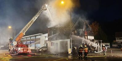 Der wohl spektakulärste Verkehrsunfall im letzten Jahr: Im November 2019 prallt ein junger Mann mit 169 km/h gegen den Kreisel in Galgenen und  fliegt in ein Wohnhaus. Das Haus brannte komplett nieder. (Bild: Archiv)