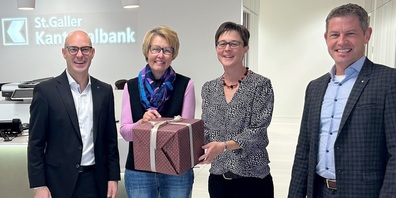 Im Bild v.l.: Stefano Tognazzi (Leiter Privatkunden St.Galler Kantonalbank Gossau), Barbara Keller (Vermittlerin Entlastungsdienst Wil, Gossau, Untertoggenburg), Anita Künzle (Geschäftsleitung Administration Entlastungsdienst Ostschweiz)  und Thomas Lehmann (Leiter Niederlassung St.Galler Kantonalbank Gossau).