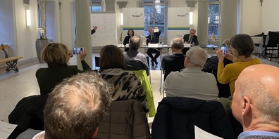 Die Lernende Annika Lacher, Marius Kobi, Leiter Rechtsdienst Staatskanzlei, und Staatsschreiber Paul Roth bei der Ziehung der ersten Listennummern.