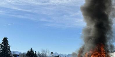 Das Auto habe abrupt an Leistung verloren, woraufhin die beiden Personen ausgestiegen seien. Danach brannte das Fahrzeug komplett aus.