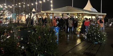 Am Freitagabend flanieren Besucherinnen und Besucher von Stand zu Stand.