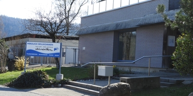 Eingang zum Hallen- und Seebad Schmerikon, wo während zwei Tagen Schwimm-Wettkämpfe stattfinden. (Archivbild)
