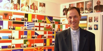 Der heutige Generalsekretär des CCEE, Martin Michalíček, vor der Wand mit Vertretern der europäischen Bischofskonferenzen. Er nennt die Umzugsgründe.