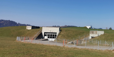 Die Einfahrt zu zwei der drei Tore des Einsiedler Militärspitals ist leer. Während der Corona-Krise wird sie es wohl auch bleiben. (Bild: Patrizia Baumgartner)