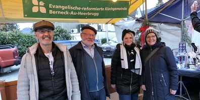 Sie präsentierten stolz ihre Kirchenbank, v.l. Wolfgang Amann, Felix Indermaur, Silvia Baumann und Edith Schlegel von der evg.ref. Kirche
