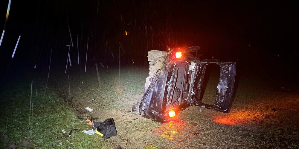 Der BMW X5 des Unfallverursachers liegt schwer beschädigt auf einem Wiesland neben der Autobahn