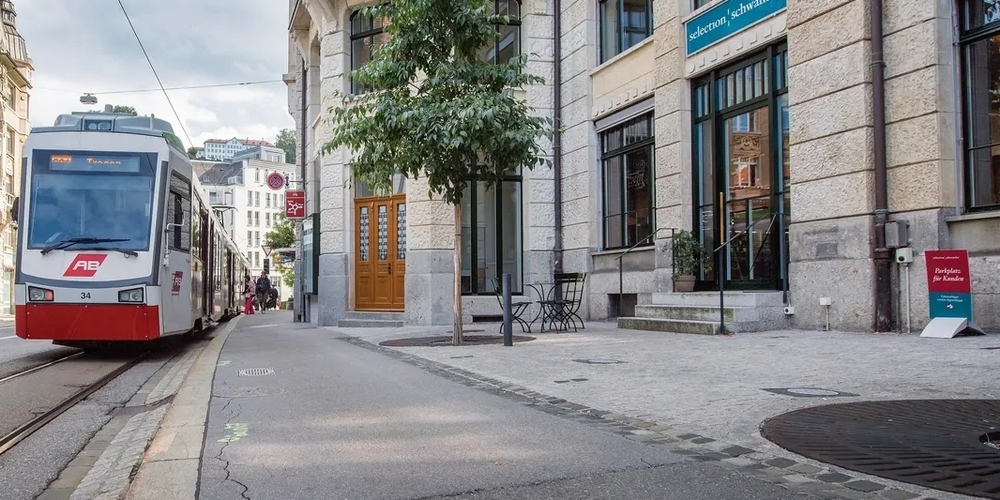 Die Appenzeller Bahnen wollen die Perrons beim Spisertor erhöhen, damit diese behindertengerecht werden. Dafür sollen die Parkplätze vor der Weinhandlung weichen