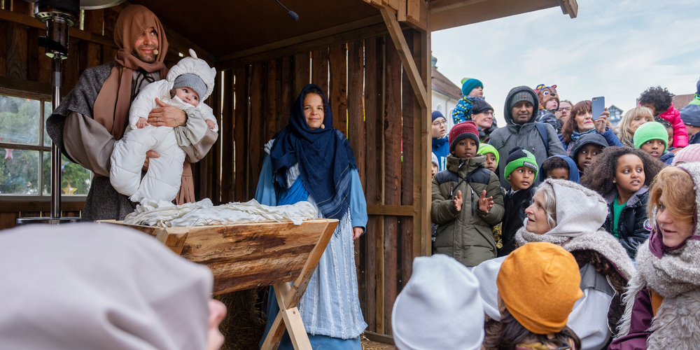 Diverse Darsteller führten die Weihnachtsreise vor.