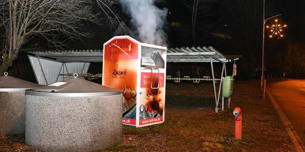 In Zuzwil brannte ein Kleidercontainer.