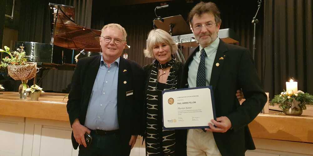 Marianne Kleiner-Schläpfer (Präsidentin RC Appenzell) und Heinz Bucher (RC Wangen-Isny-Leutkirch) überreichen Dr. med. Florian Sutter (rechts) die Auszeichnung