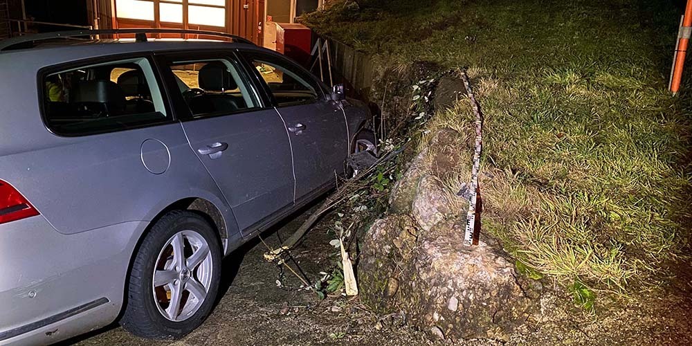 Der alkoholisierte Mann bediente während der Fahrt sein Smartphone.