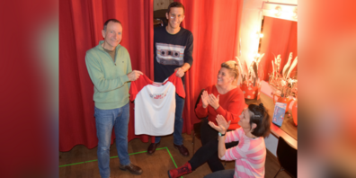 Das rotfärbli T-Shirt wechselt von Urs Lehmann (l.) zu Stefan Zillig. Petra Limberger-Zwicky (Mitte) und Mariuschla Gmür spenden Szenenapplaus.
