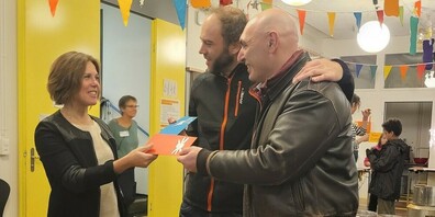Die Gewinner Marc Schilter (Mitte) und Albert Escriche (rechts) bei der Preisübergabe durch die QV-Präsidentin Monika Wicki.