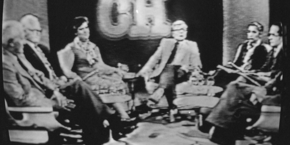 So etwas gab es vorher und nachher nicht.  Die «Bewegung» veräppelte das Establishment in der TV-Sendung . Zweiter von links: Der damalige Stadtrat Hans Frick.