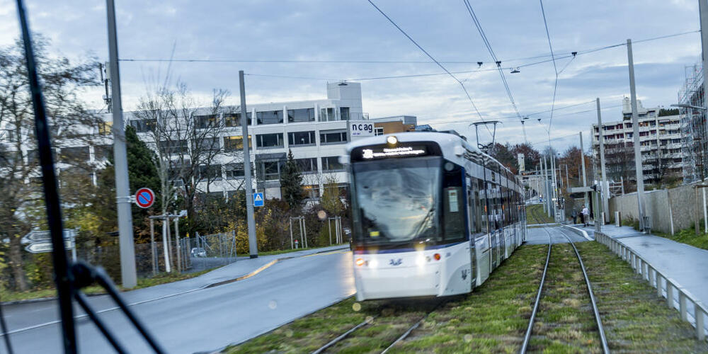 Die Limmattalbahn hat im ersten Betriebsjahr 5,6 Millionen Fahrgäste auf ihrer Strecke zwischen den Bahnhöfen Altstetten und Killwangen-Spreitenbach befördert.