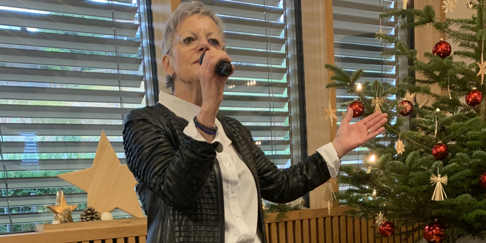 Co-Organisatorin Cornelia Munz begrüsst die Gäste.