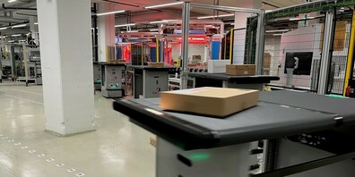 Im Paketzentrum Wallisellen hat die Zukunft schon Einzug gehalten. Intelligente Roboter befördern die Pakete durch die Halle und sparen Manpower bei der exakten Sortierung ein.