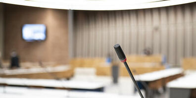 Im provisorischen Rathaus in der Bullingerkirche hat der Gemeinderat der Stadt Zürich die Beratung des Budgets 2024 aufgenommen. (Symbolbild)