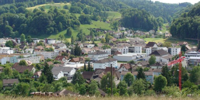 Vom «Waldfriedhof» hat man eine schöne Aussicht über das Dorf