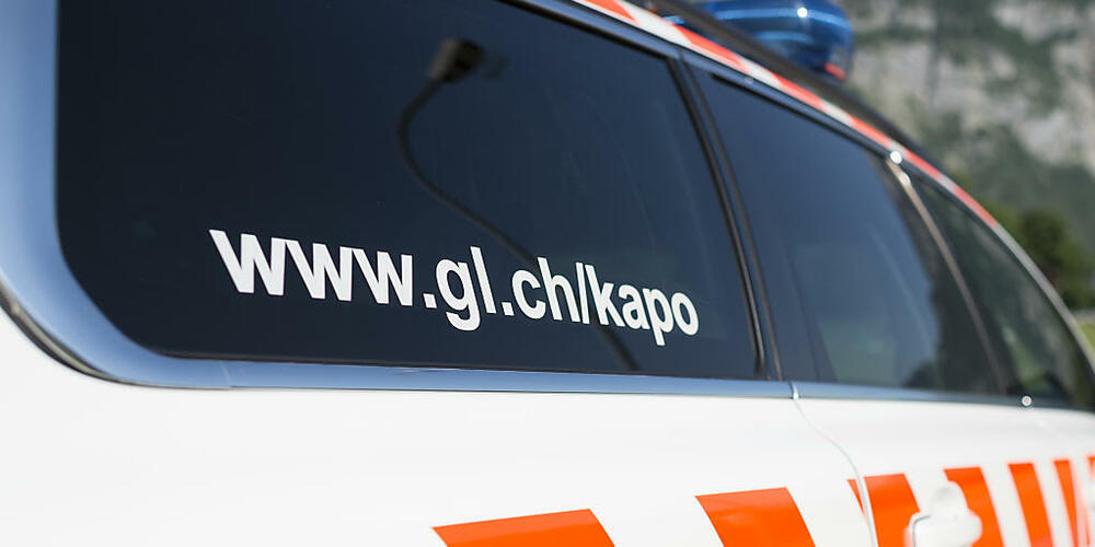 Die Notrufzentrale der Kantonspolizei Glarus erhielt am Dienstagabend die Meldung über den Erdrutsch. (Symbolbild)
