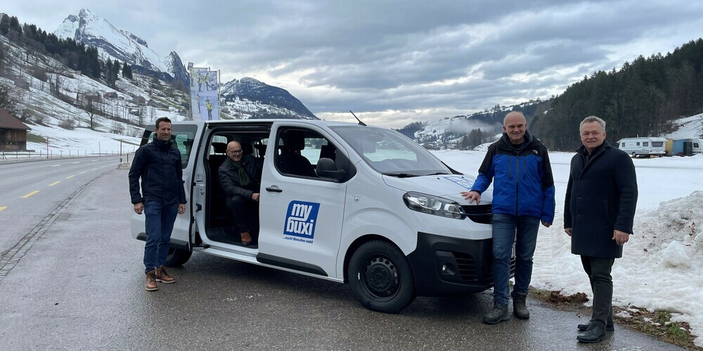 Stellten das Angebot von mybuxi im Obertoggenburg vor: (von links) Thomas Diezig, designierter Gemeindepräsident Wildhaus-Alt St. Johann, Rolf Züllig, Gemeindepräsident Wildhaus-Alt St. Johann, Andreas Kronawitter, Geschäftsführer mybuxi, und Kilian Looser, Gemeindepräsident Nesslau.