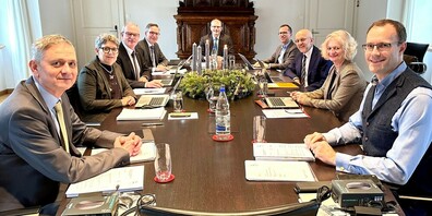 Konstituierende Sitzung des neu zusammengesetzten Administrationsrats unter der Leitung des Präsidenten Armin Bossart (oben am Tisch). Ebenfalls anwesend der Verwaltungsdirektor Thomas Franck (links vom Präsidenten) und sein Stellvertreter Martin Karrer (rechts vom Präsidenten).